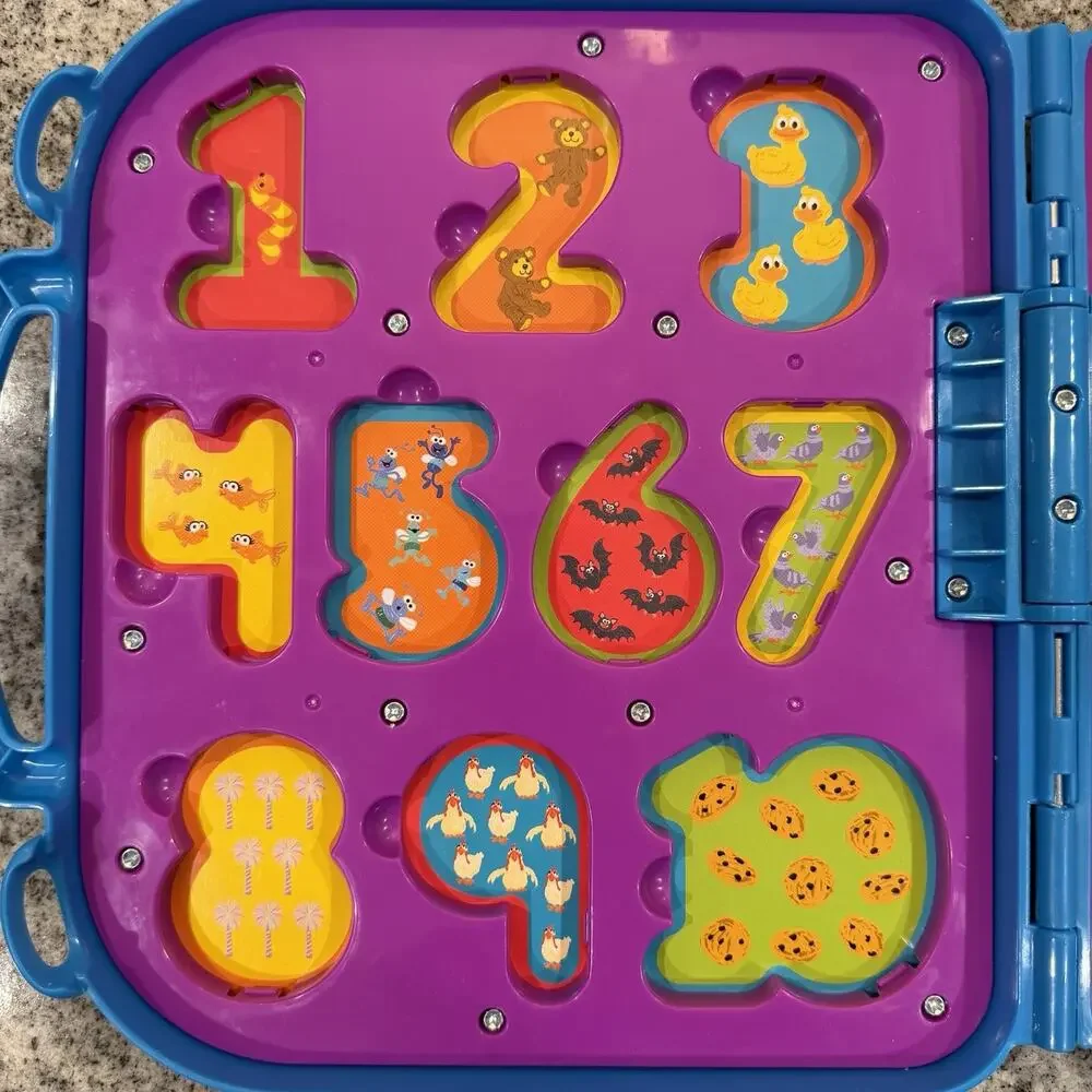 2015 Sesame Street/Hasbro-Cookie Monsters Numbers On the Go Case/Playset-Blue VG